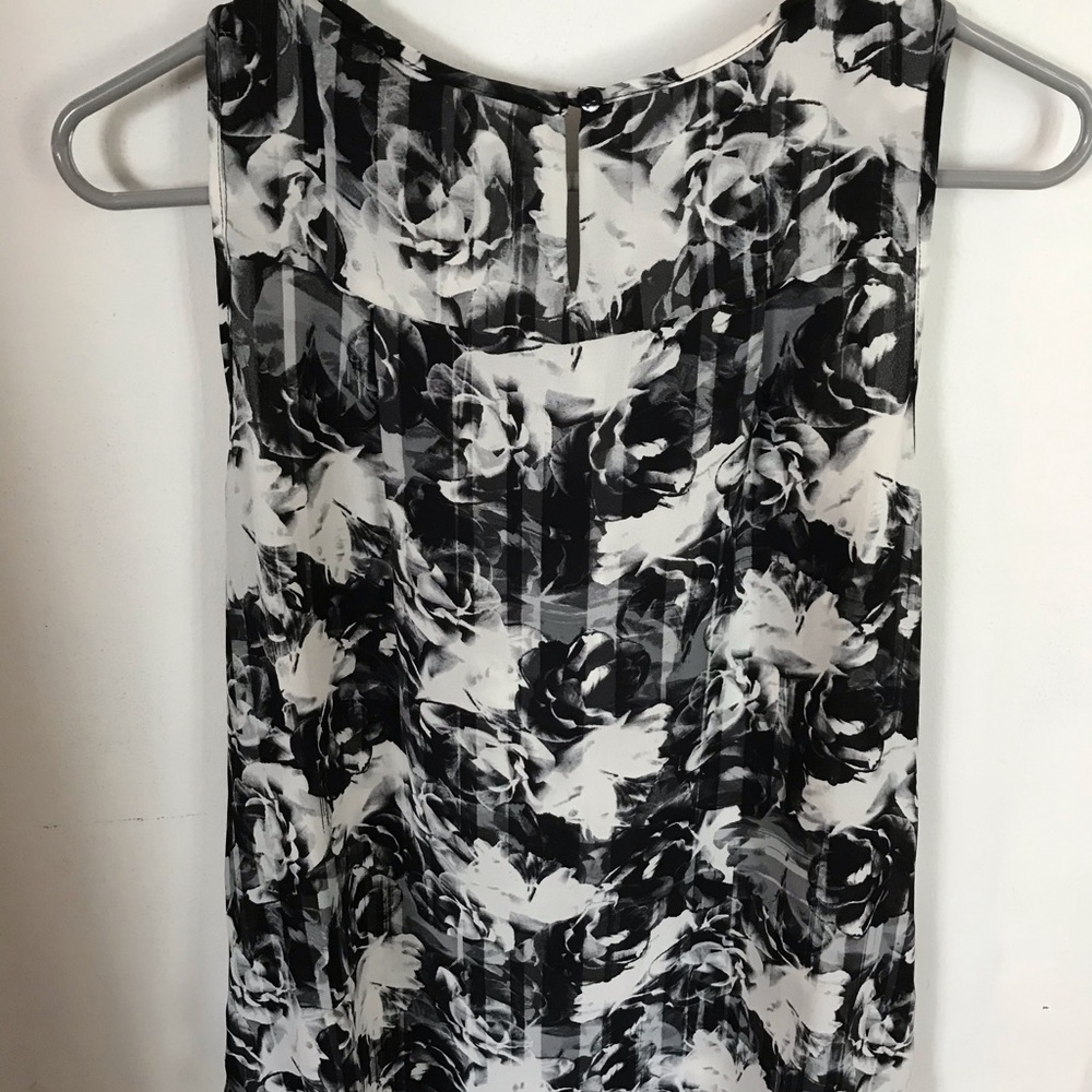 Keyhole tank top front and back. Large. Flowers